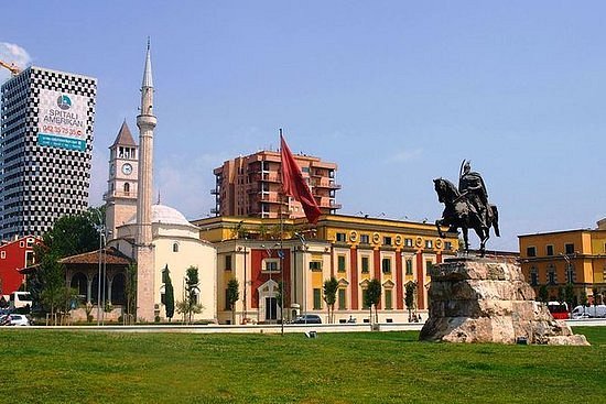 09:15 – Skanderbeg Square & City Center